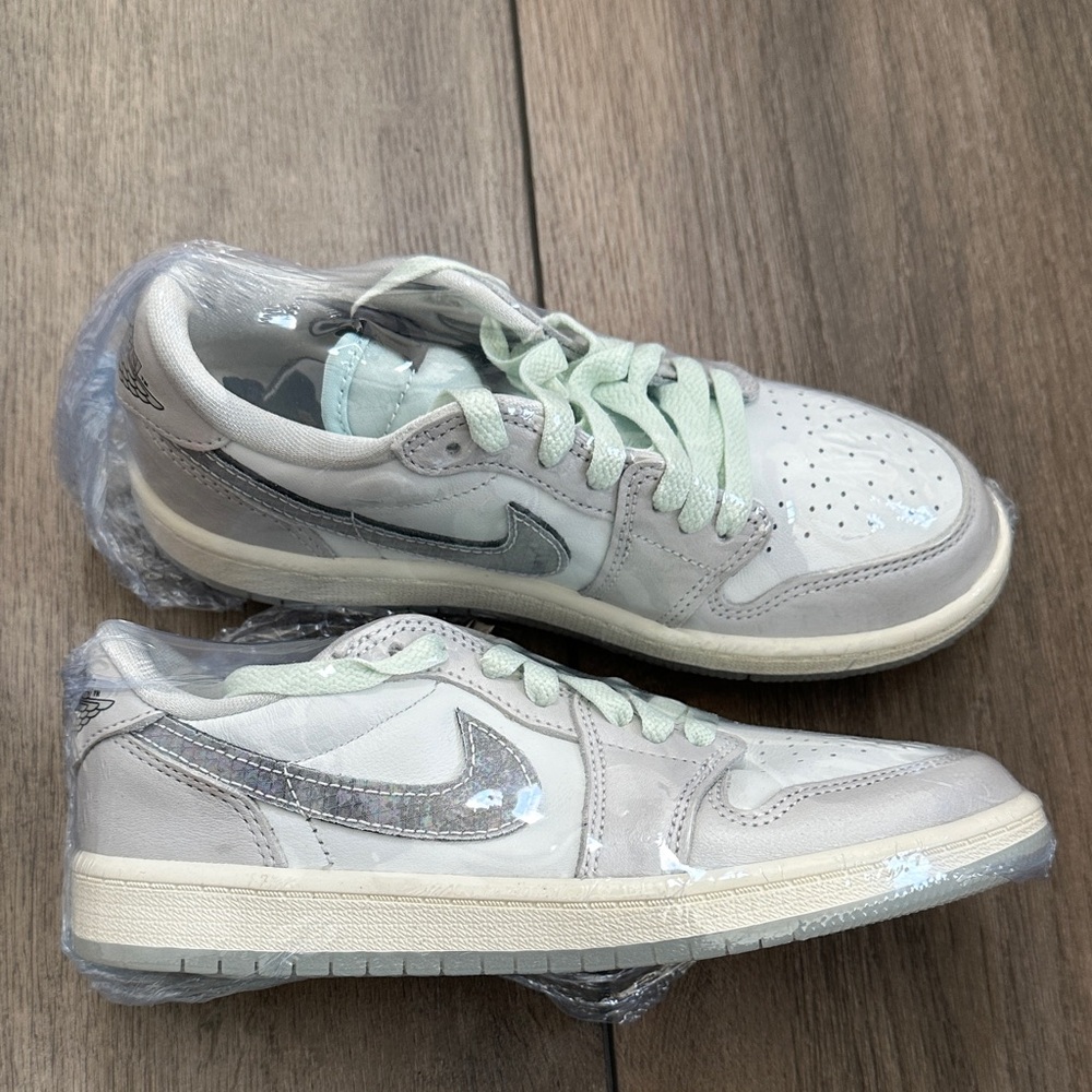 Nike Jordan 1 Retro Low Sneakers in Light Gray Size 2Y